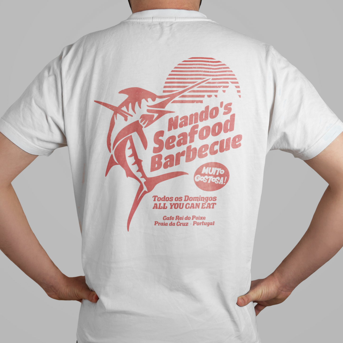 Nando's Seafood Barbecue - Unisex Shirt aus qualitativer Bio-Baumwolle - Rücken- & Frontprint